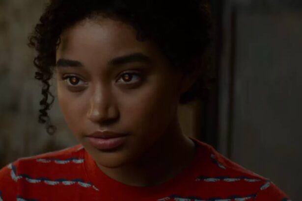 Amandla Stenberg em trecho do filme Mentes Sombrias, exibido pela TV Globo