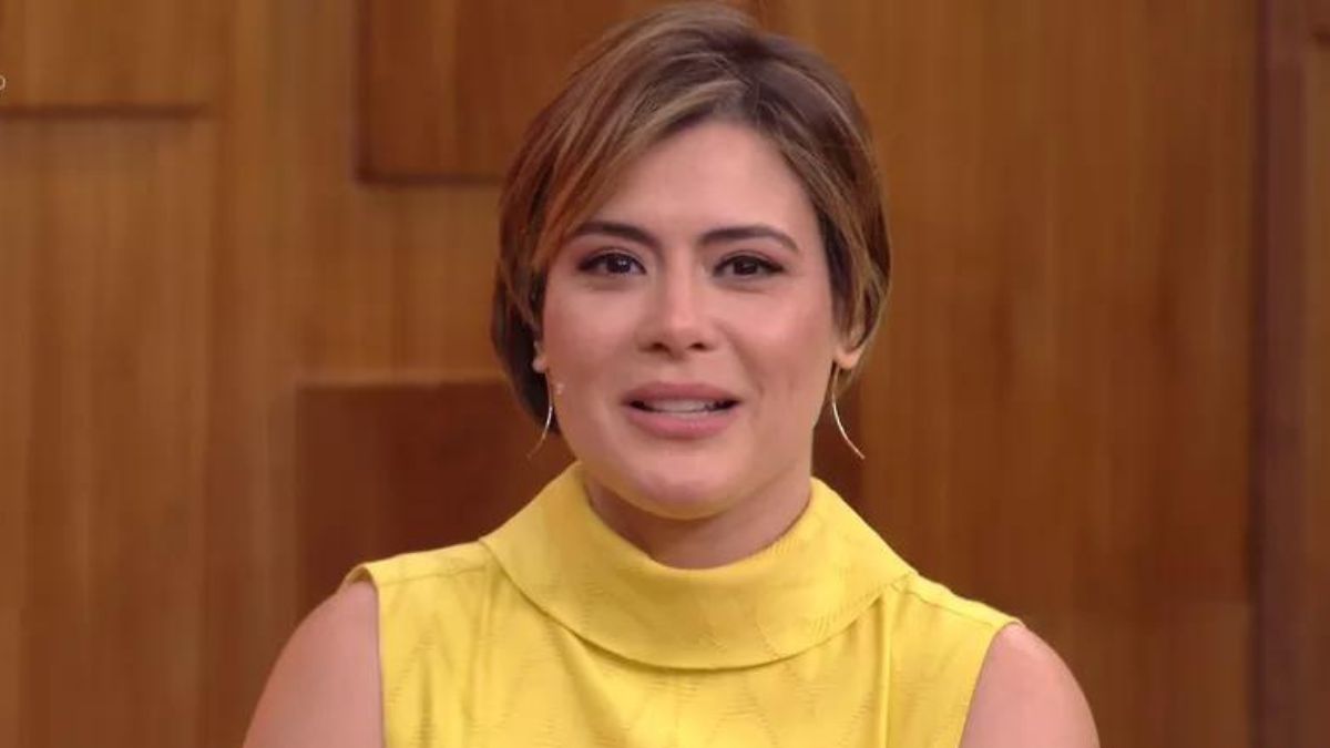 Michelle Loreto com os olhos cheios de lágrimas, sentada no sofá dos estúdios do Encontro