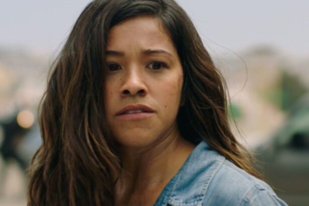 Gina Rodriguez em trecho do filme Miss Bala, exibido pela Record TV