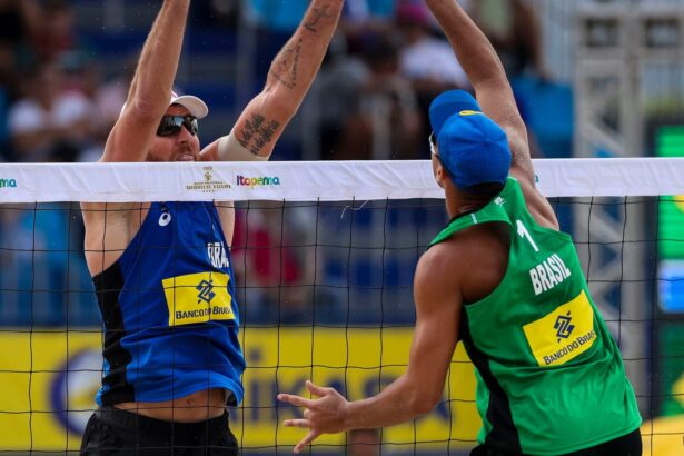 Jogadores de Vôlei de Praia disputando a bola na rede