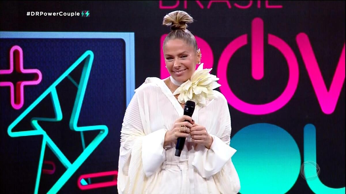 Adriane Galisteu no palco do Power Couple Brasil 6 nesta quarta-feira (15)