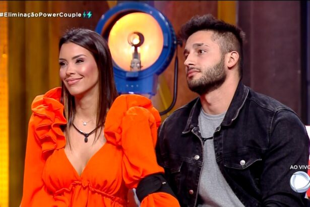 Ivy sorrindo ao lado de Nandinho no cenário de eliminação do Power Couple Brasil 6