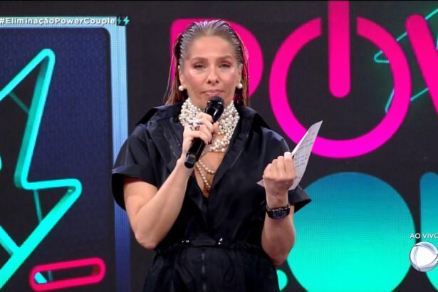 Adriane Galisteu com a carta de Michele e Passa nas mãos no estúdio do Power Couple Brasil 6