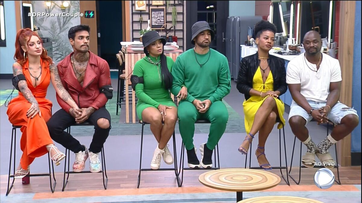 Brenda e Matheus, Eliza e Hadballa e Michele e Passa sentados no banquinho da DR do Power Couple Brasil 6