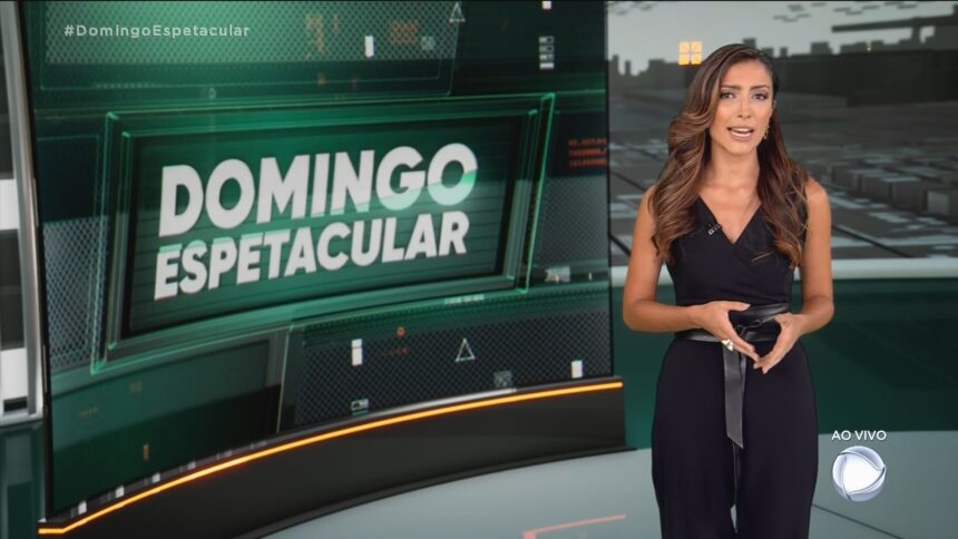 Paloma Poeta nos estúdios do Domingo Espetacular, chamando uma matéria na edição