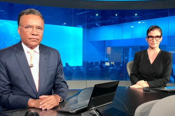 Apresentadores Heraldo Pereira e Renata Vasconcellos sérios durante gravação do Jornal Nacional