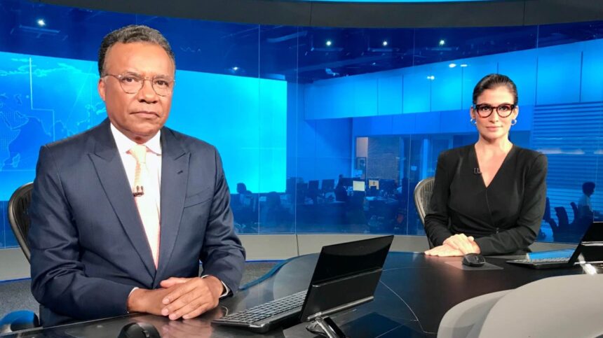 Apresentadores Heraldo Pereira e Renata Vasconcellos sérios durante gravação do Jornal Nacional