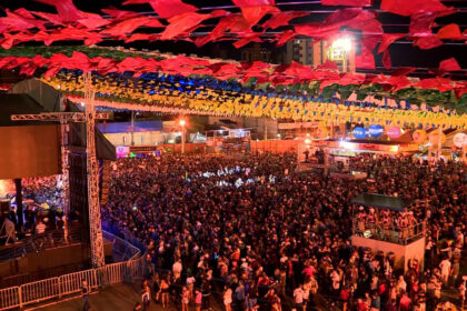 Pátio de eventos de Campina Grande combandeiras coloridas, público e cenografia voltada ao São João de Campina Grande