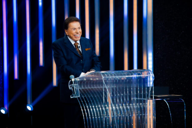 Silvio Santos em trecho da gravação do Troféu Imprensa 2022, em frente ao púlpito