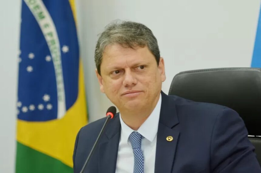 Tarcísio de Freitas em um evento pelo Ministério da Infraestrutura