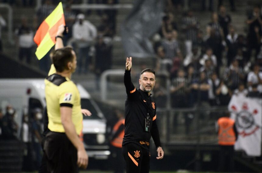 Tecnico do Corinthians, ao lado do bandeira, no jogo contra o Bocar Junior