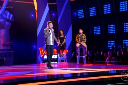 Davi Andrade abre as apresentações do The Voice Kids