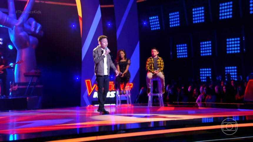 Davi Andrade abre as apresentações do The Voice Kids