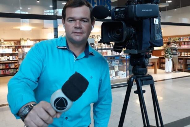 Thiago Raposo nos bastidores de uma reportagem com o microfone da Record TV nas mãos