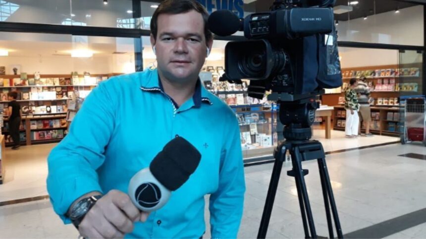 Thiago Raposo nos bastidores de uma reportagem com o microfone da Record TV nas mãos