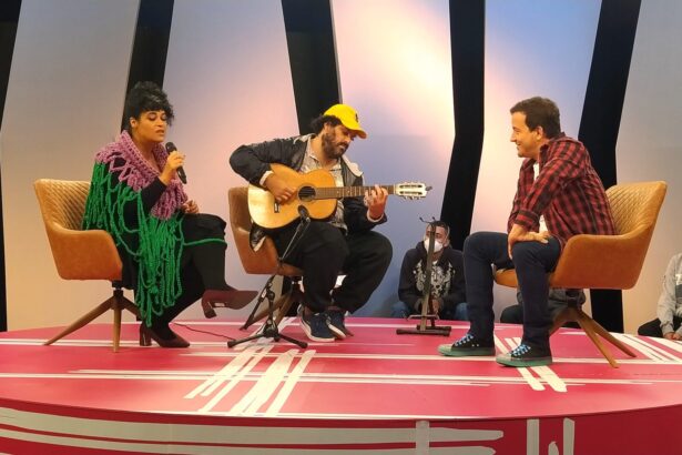 Tulipa cantando e Gustavo Ruiz tocando violão, ao ladod e Rafael Cortez no cenário do programa Matéria Prima