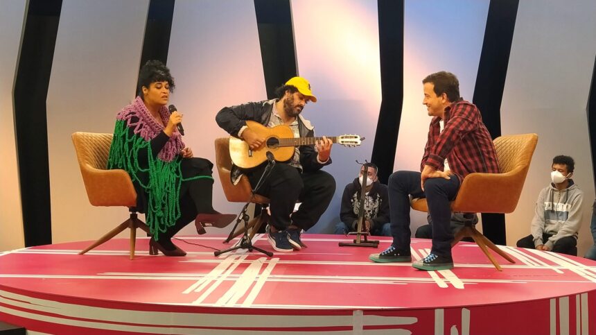 Tulipa cantando e Gustavo Ruiz tocando violão, ao ladod e Rafael Cortez no cenário do programa Matéria Prima