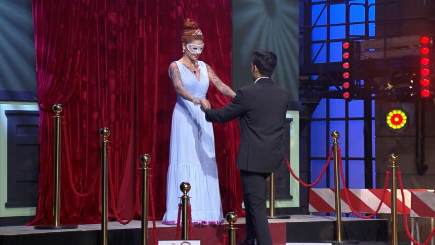 Brenda vestida com um vestido longo branco e de máscara. Na sua frente, Matheus vestido de roupa de gala.