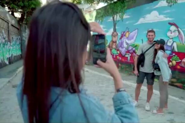 Os turistas de Israel fazem pose em um dos murais de grafite instalados no Beco do Batman, na Vila Madalena.
