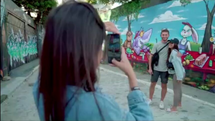 Os turistas de Israel fazem pose em um dos murais de grafite instalados no Beco do Batman, na Vila Madalena.