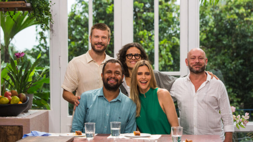 Fernanda Lima, Rodrigo Hilbert, Pastor Henrique Vieira, cantora Zélia Duncan e o professor e historiador Luiz Antônio Simas na cozinha do Bem Juntinhos no GNT