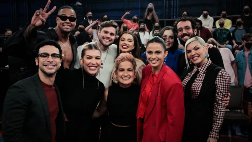 Encontro de Léo Santana e Lore Improta; Paula Amorim e Breno Simões; Sophia Abrahão e Sérgio Malheiros; e Nanda Costa e Lan Lanh sorrindo na gravação do programa