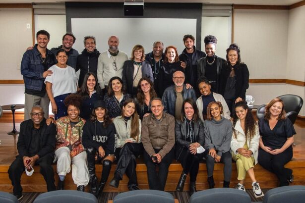 Elenco de Travessia posa pela primeira vez no auditório da TV Globo