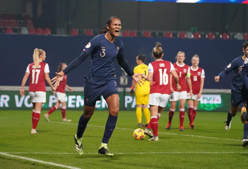 Jogadora comemorando um gol com a camisa da França