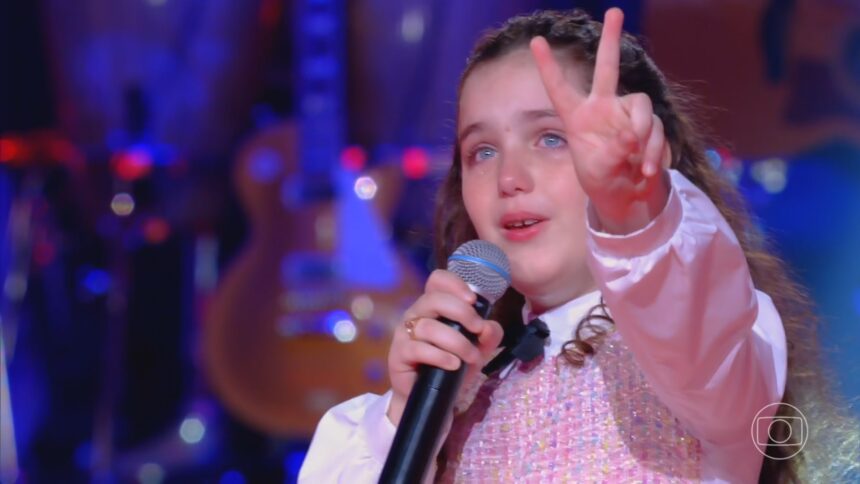 Giulia Foganholli chorando no palco do The Voice Kids