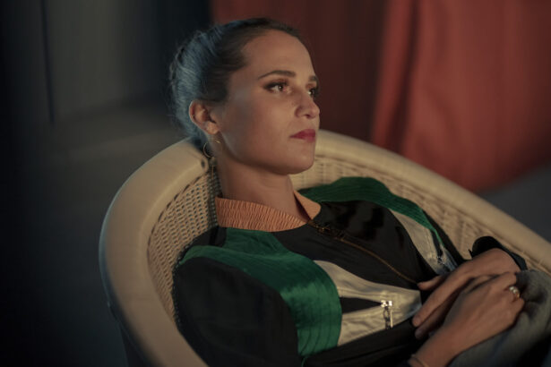 Alicia Vikander em cena de Irma Vep