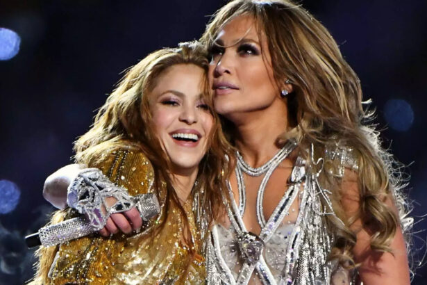 Shakira com figurino dourado sorrindo e Jennifer abraçando Shakira durante performance no Super Bowl em 2020