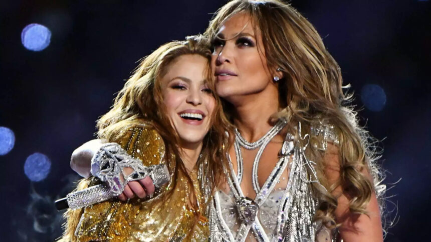 Shakira com figurino dourado sorrindo e Jennifer abraçando Shakira durante performance no Super Bowl em 2020