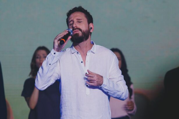 Leonardo Gonçalves cantando com o grupo Novo Tom