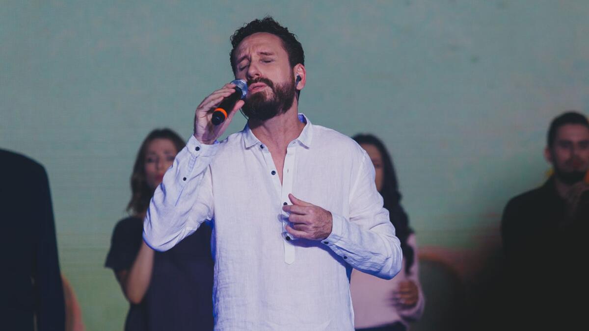 Leonardo Gonçalves cantando com o grupo Novo Tom