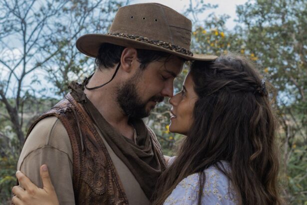 Sérgio Guizé e Isadora Cruz em cena de Mar do Sertão