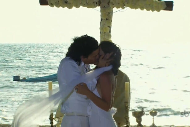 Trecho do capítulo final de Mar de Amor, casal se beijando