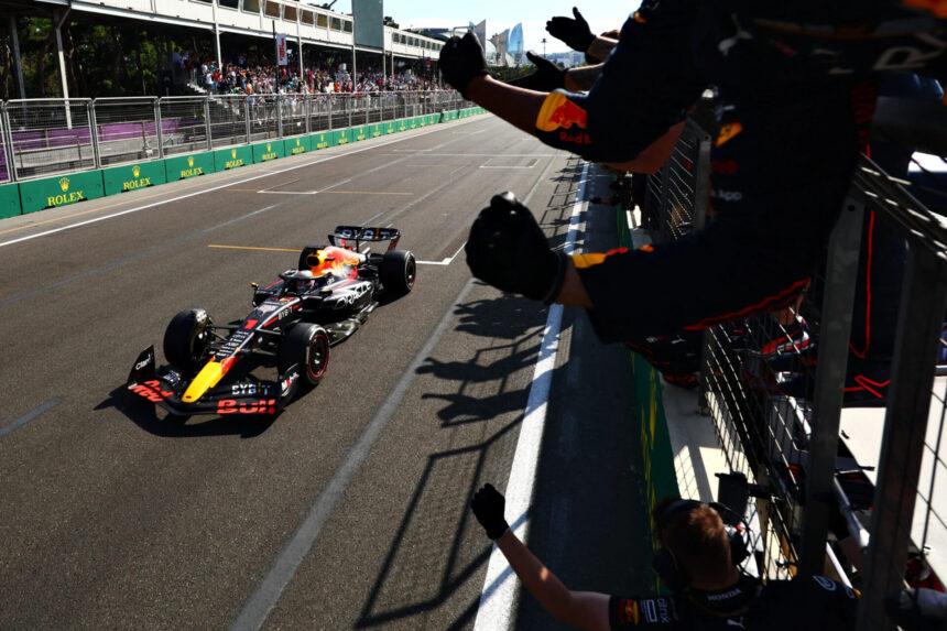 Max Verstappen no carro, comemorando com a equipe a vitória do GP do Azerbaijão de Fórmula 1