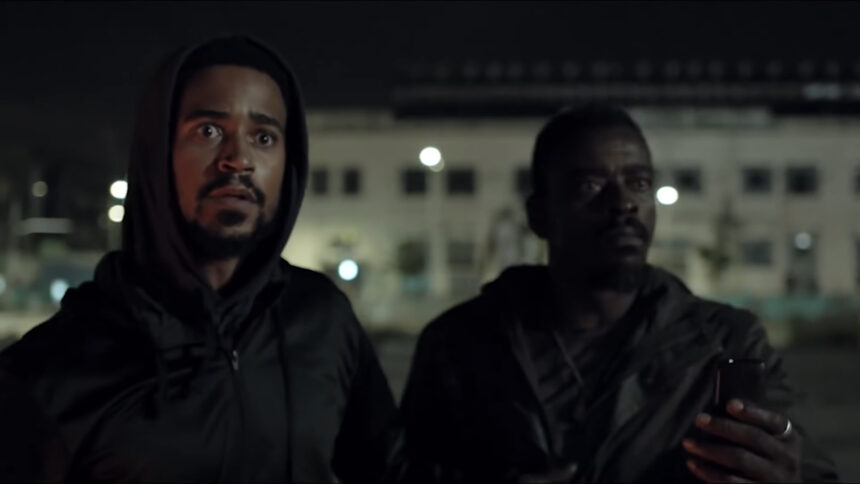 Alfred Enoch e Seu Jorge em cena do filme Medida Provisória