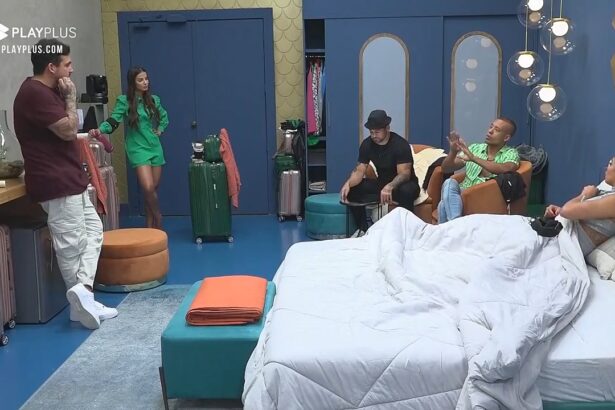 Mussunzinho e Hadballa sentados em banquinhos, Eliza deitada na cama e Luana e Hadad em pé no quarto power conversando sobre Brenda e Matheus