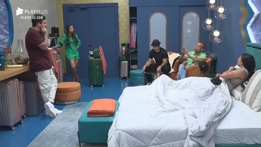 Mussunzinho e Hadballa sentados em banquinhos, Eliza deitada na cama e Luana e Hadad em pé no quarto power conversando sobre Brenda e Matheus