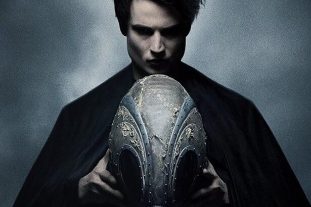 Tom Sturridge com um capacete nas mãos em cena de The Sandman da Netflix