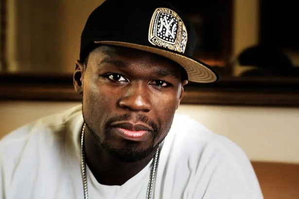 50 Cent, com boné e um cordão no percoço