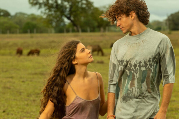 Alanis Guillen e Jesuíta Barbosa em cena de Pantanal