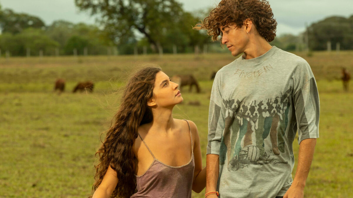 Alanis Guillen e Jesuíta Barbosa em cena de Pantanal