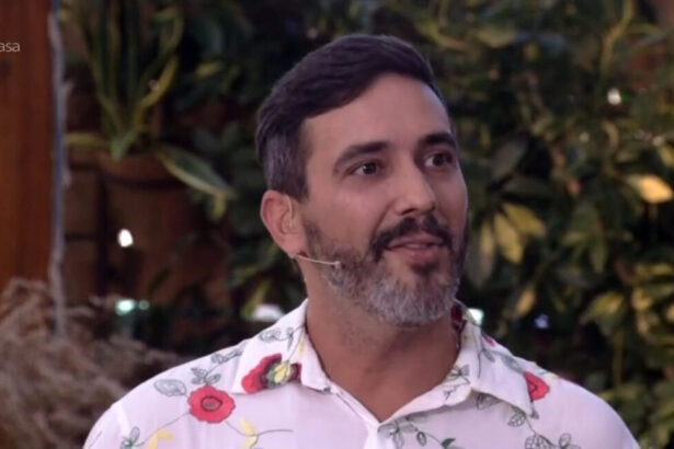 André Marques com uma blusa florida no É de Casa, na área externa dos estúdios