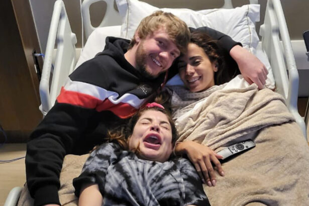 Anitta, Gkay e Murda Beatz, deitados e abraçados em uma cama de hospital