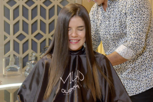 Anna olhando pra baixo, ansiosa pra descobrir o resultado do seu novo corte de cabelo