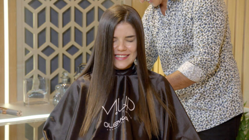 Anna olhando pra baixo, ansiosa pra descobrir o resultado do seu novo corte de cabelo