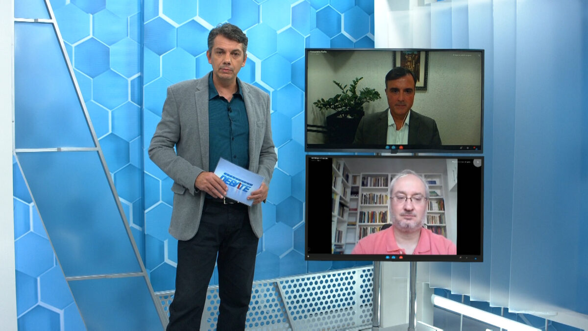 Renato Dias em trecho do Aparecida Dabate, em frente ao telão com a participação dos convidados via videoconferência