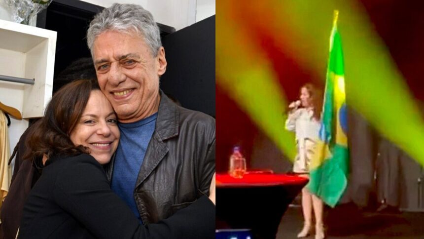 Bebel Gilberto sorrindo, de camisa preta, abraçada com Chico Buarque, que está de camisa azul e sobreposição preta, sorrindo; Bebel segurando a bandeira do Brasil durante espetáculo nos Estados Unidos